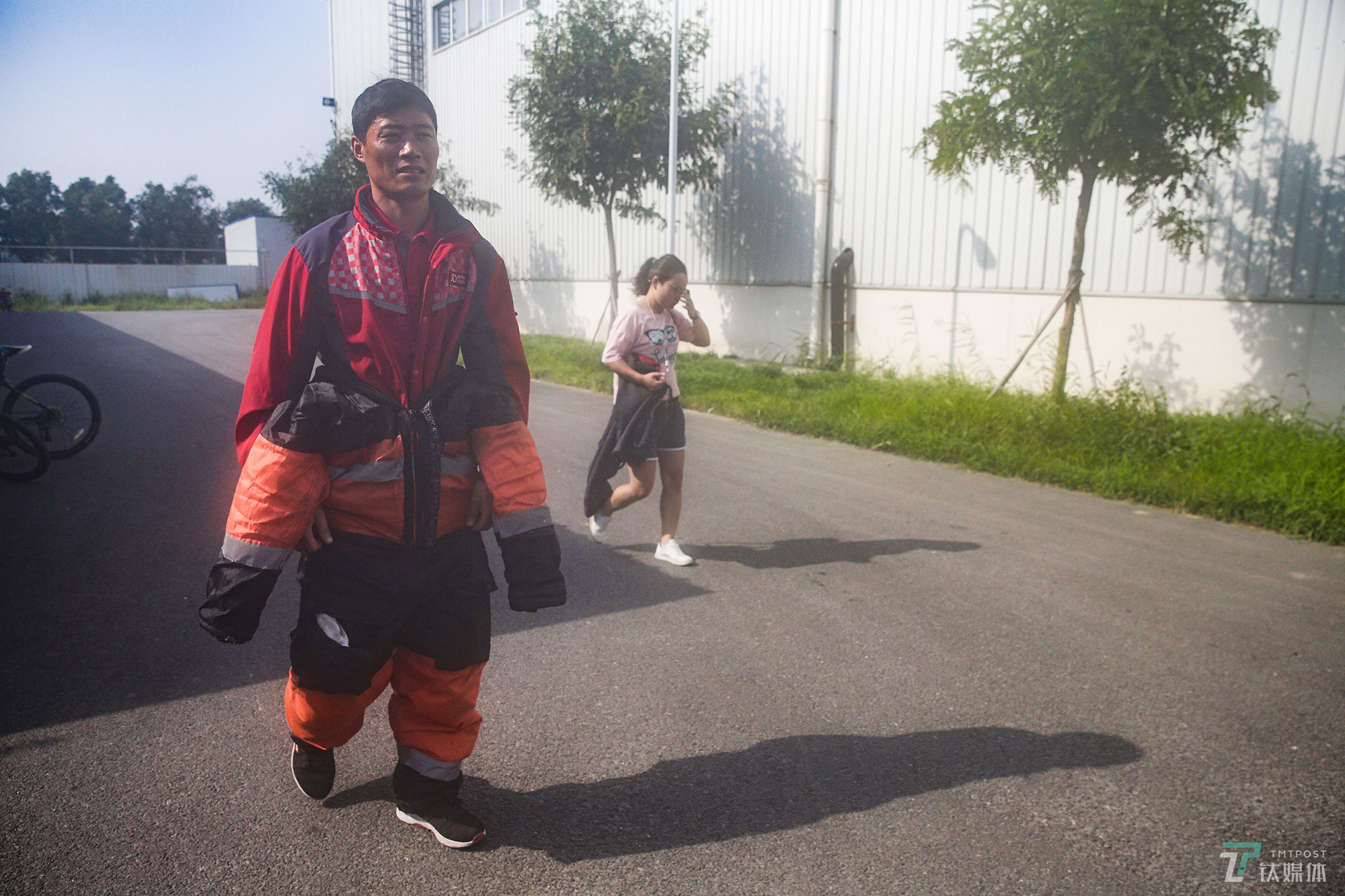 拣货员可以根据自己的情况在工作间隙安排休息，张修景每天会到冷库外&ldquo;取暖&rdquo;2~3次，每次10分钟左右。8月2日，北京马驹桥一带最高气温一度达到32℃，从-18℃到32℃，温差50度的环境下，张修景不能直接把厚重的工作棉服脱掉。