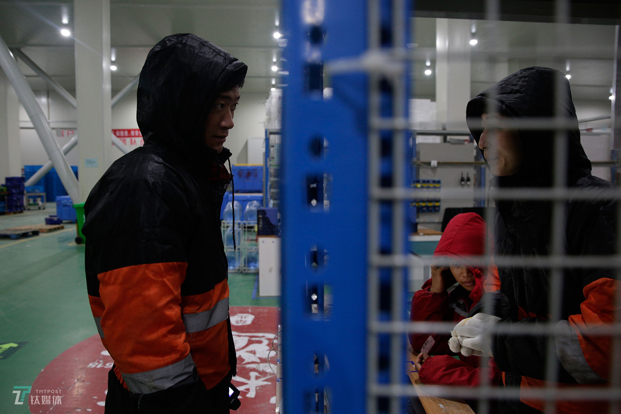 拣货间隙，张修景跟同事沟通工作事宜。现在他和妻子都在京东冷链上班，孩子在老家由父母带着。公司给他上了五险一金，还给像他们这样的两口子提供了夫妻宿舍，这样的福利是他打了多年工第一次遇到的。