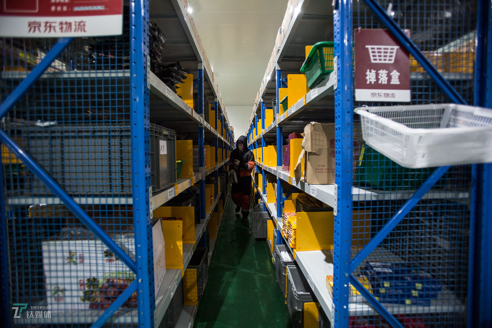 探秘京东冷冻仓:内外相差50度,寒冬里作业,酷暑中取暖丨钛媒体影像