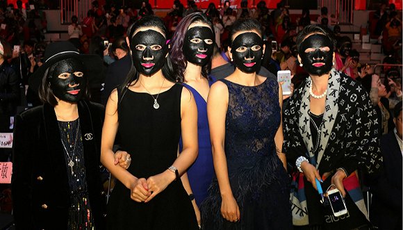 2015年，某微商面膜品牌在上海宝山举行发布会