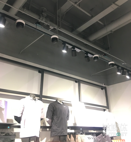 为了收集人脸信息，腾讯智慧零售在某门店内的布置的摄像头
