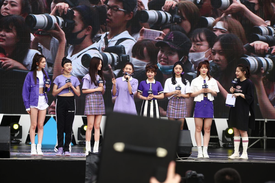 粉丝需要欢乐场，人民需要杨超越