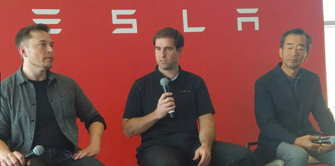 特斯拉首席技术官J.B. Straubel（中）