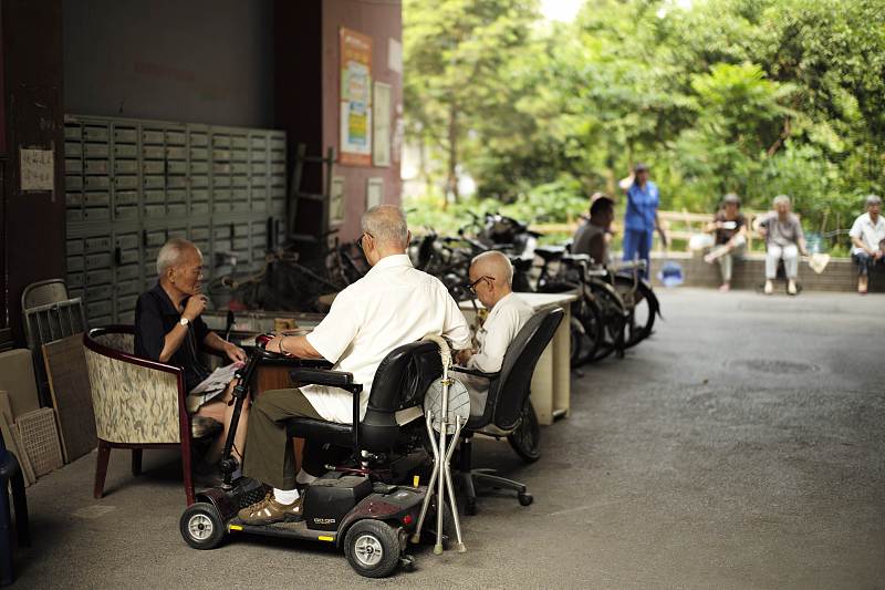曾经在路边下棋的大爷们，将撑起互联网流量的下半场