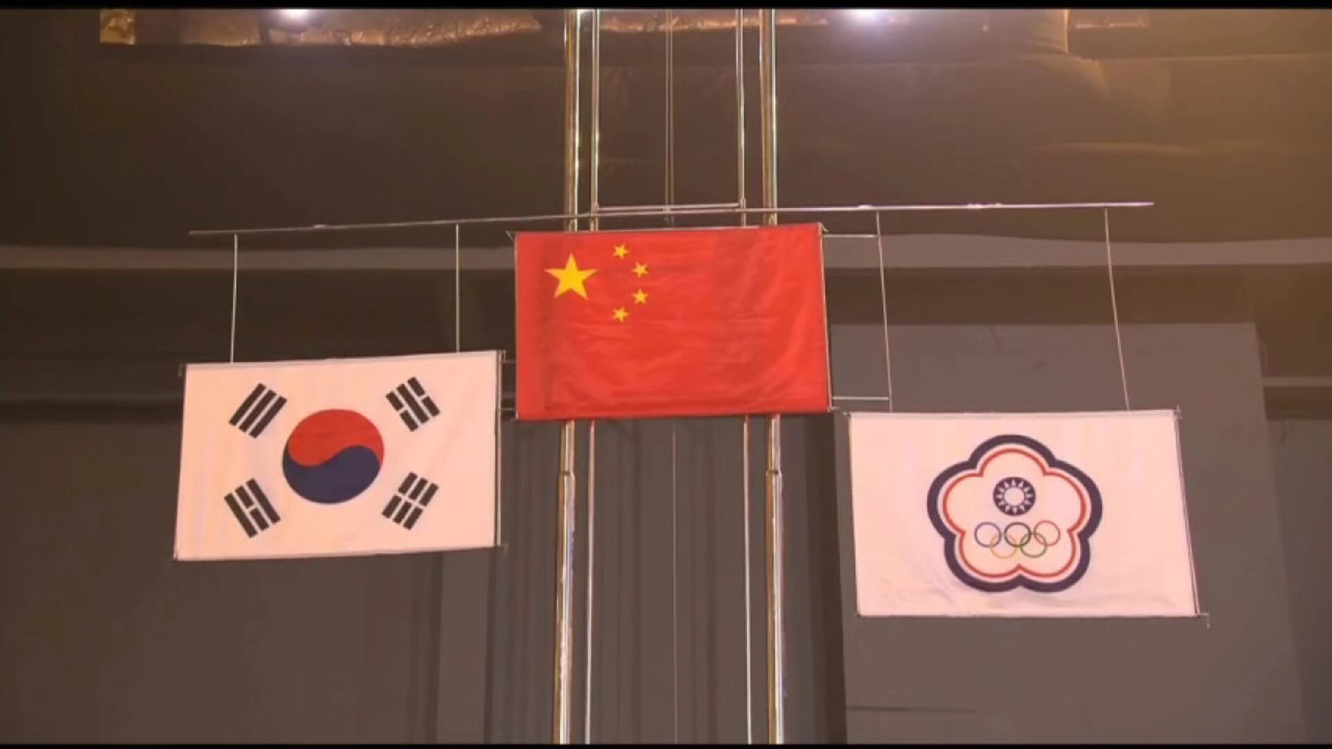 中国队在《英雄联盟》最后决战中逆袭韩国，共拿下亚运会电竞项目两金 | 钛快讯