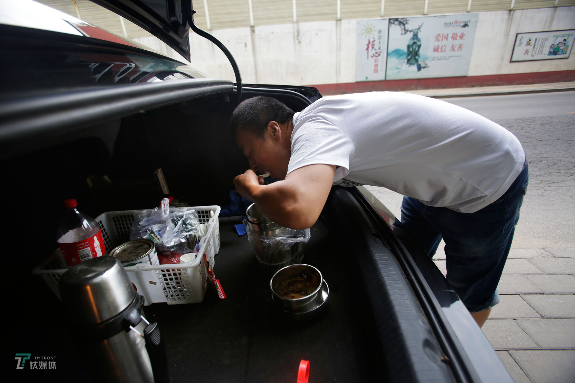 钟辰以后备箱为&ldquo;餐桌&rdquo;吃早餐。每天完成第一单，距离第二单的时间间隔比较富余，他就会把车开到这里吃饭。