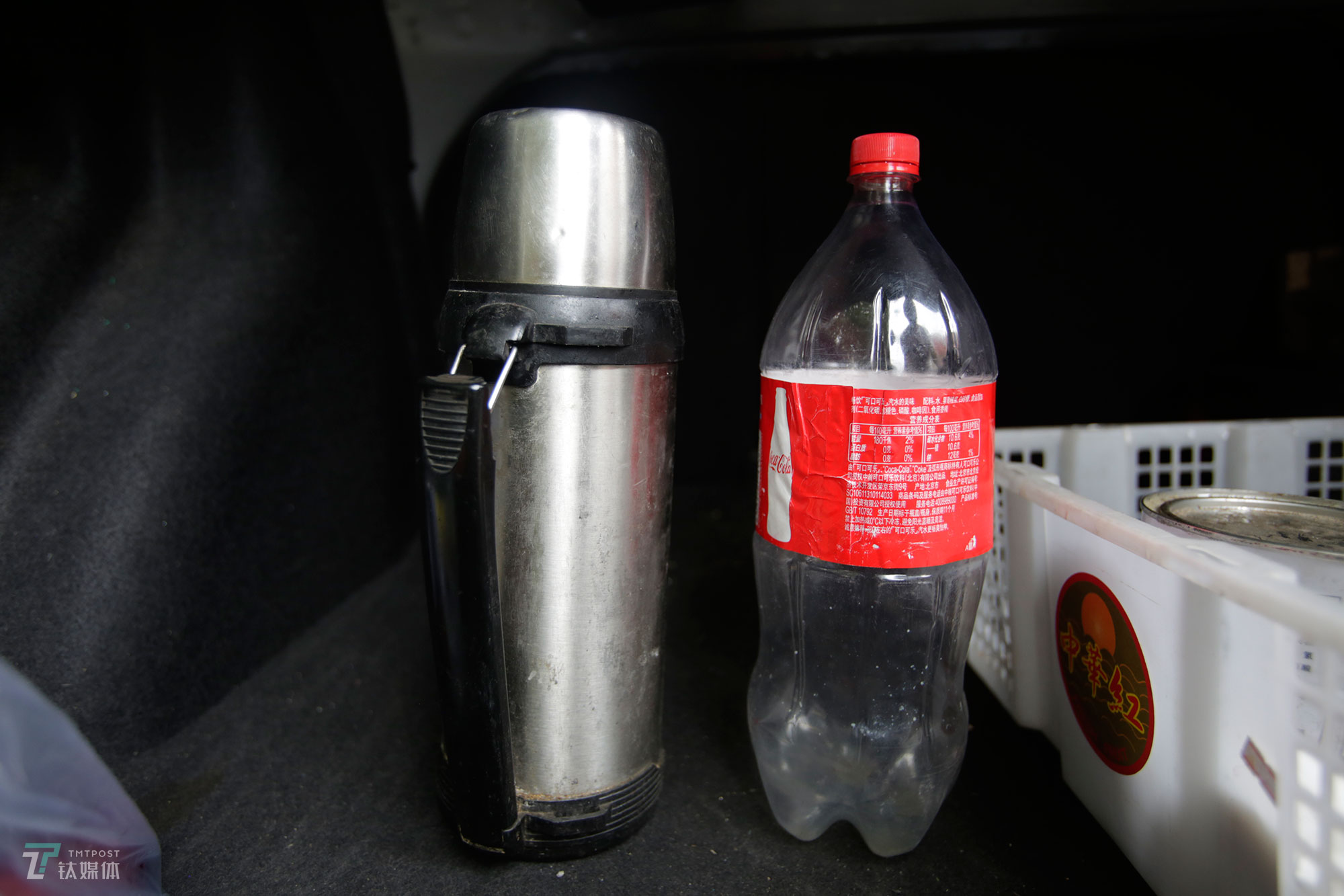 左边是钟辰携带的水壶，右边是他用来在车上解决小便的瓶子。