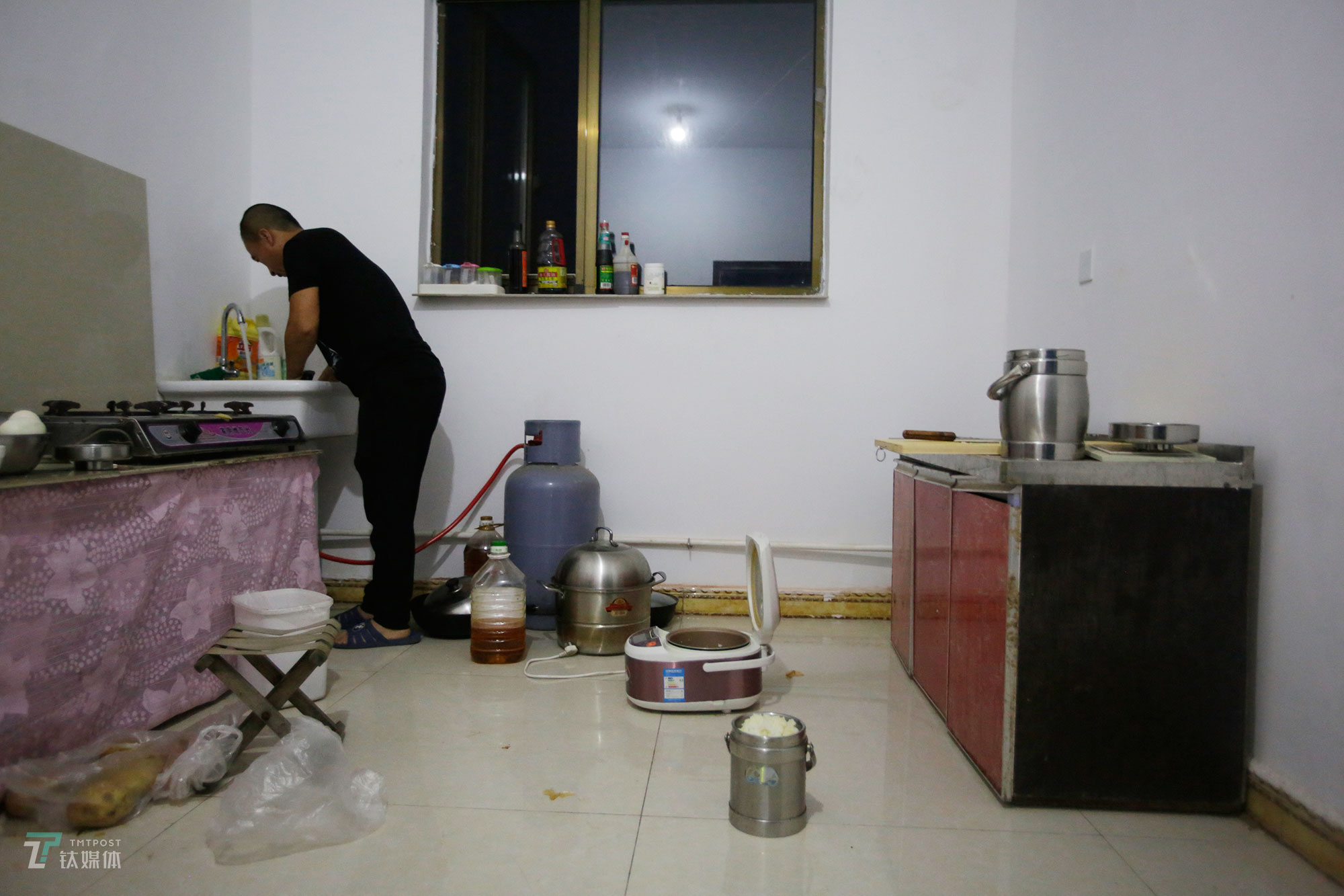 这是个公共厨房，好几户人家共用。&ldquo;我偶尔做一次两次，绝大部分时候都是我老婆做早餐。&rdquo;钟辰告诉钛媒体《在线》。