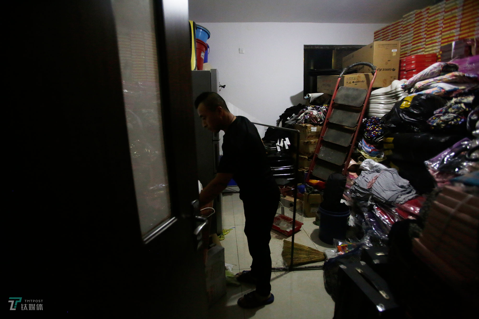 夫妇俩租了两间房，其中一间当做当做库房用，这里堆着他妻子每天上服装市场赶集的衣服。 钟辰每天4点半左右出门，下午6点到家；他妻子同样4点多出门，开车去露天批发市场摆摊，下午2点左右回家。