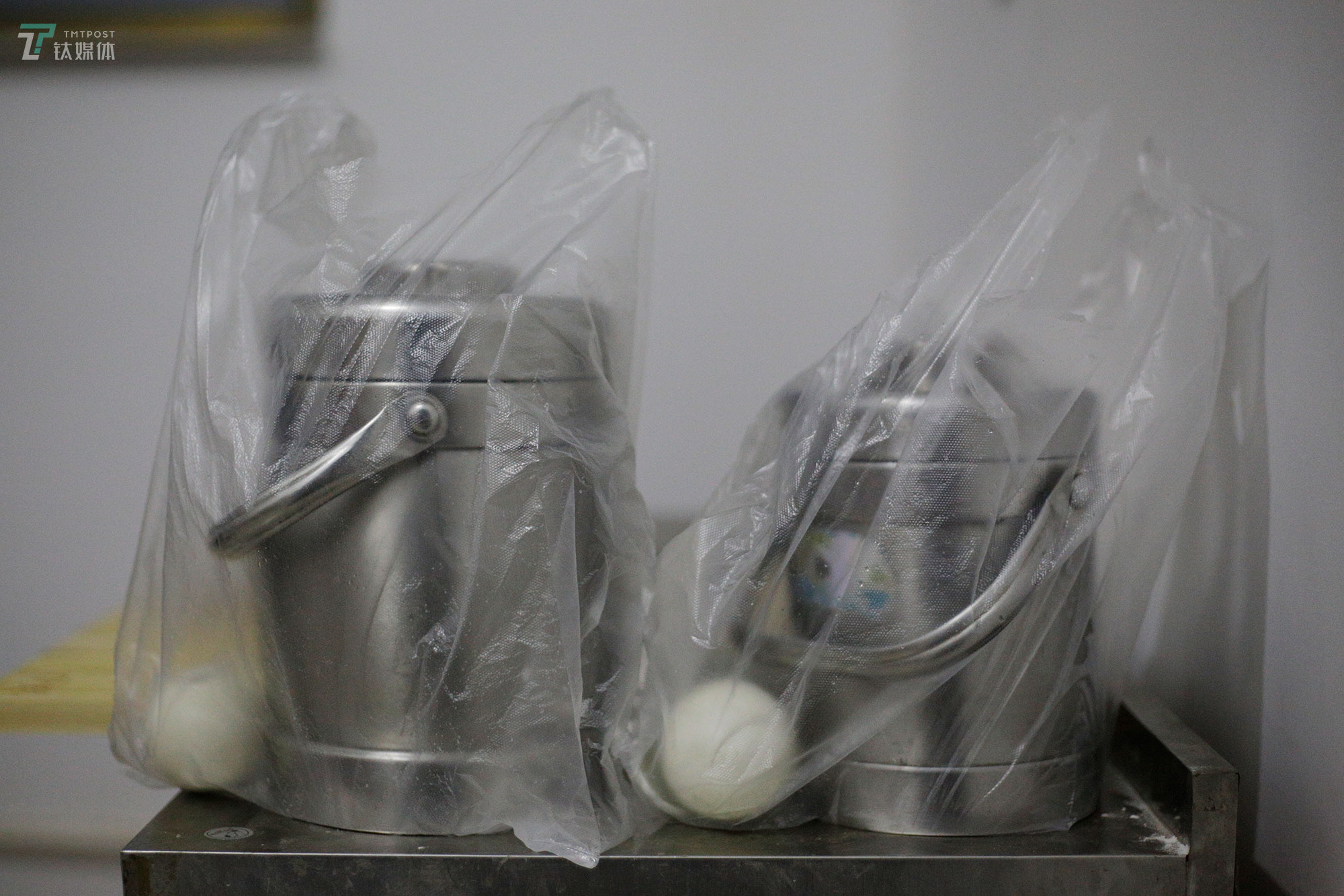 两个饭盒里装着两人白天的餐食。