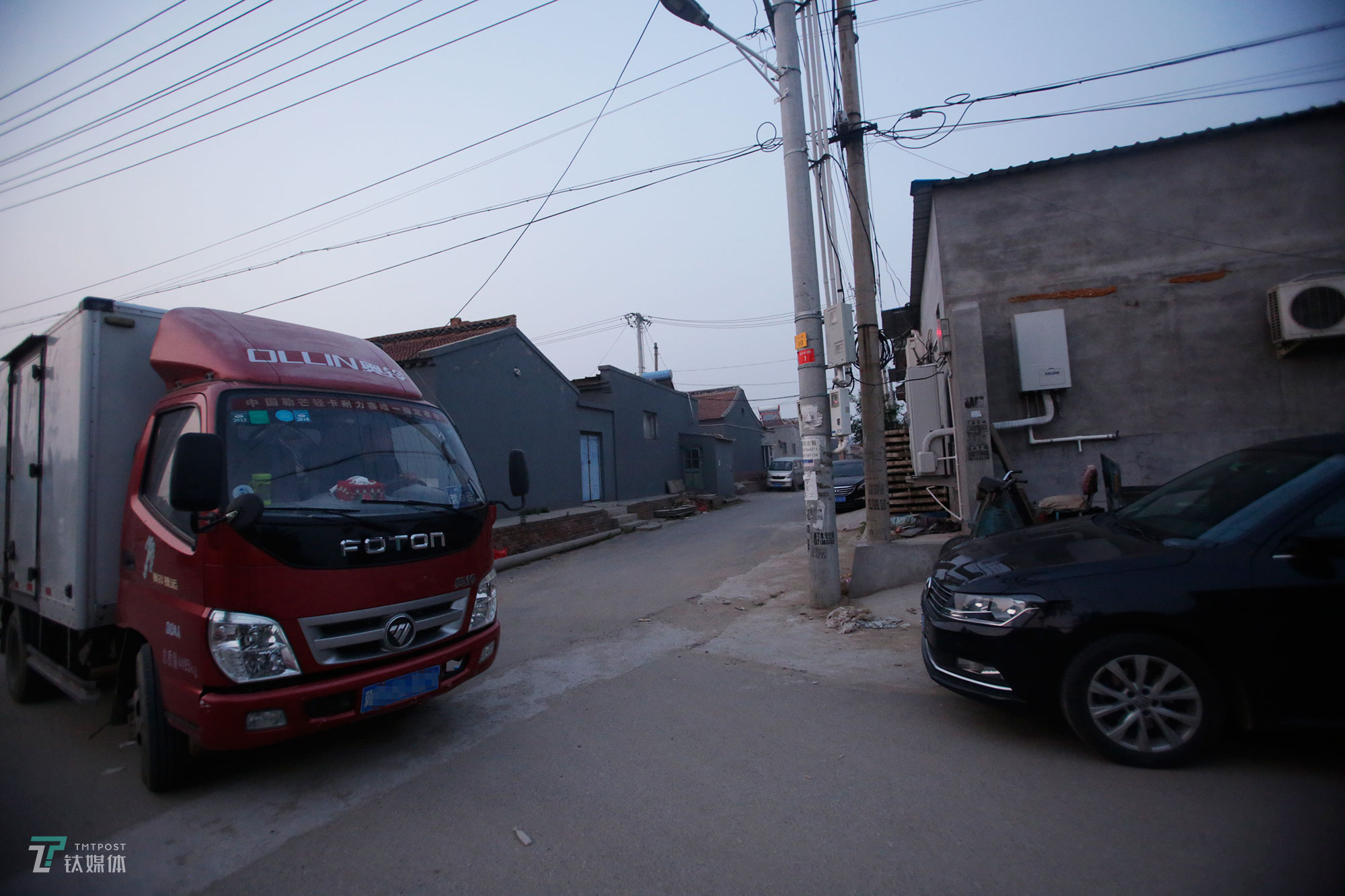 出门前，钟辰会先帮老婆把货车倒出来。他家有两台车，黑色轿车是钟辰跑网约车用的，厢货是妻子用来赶集的。