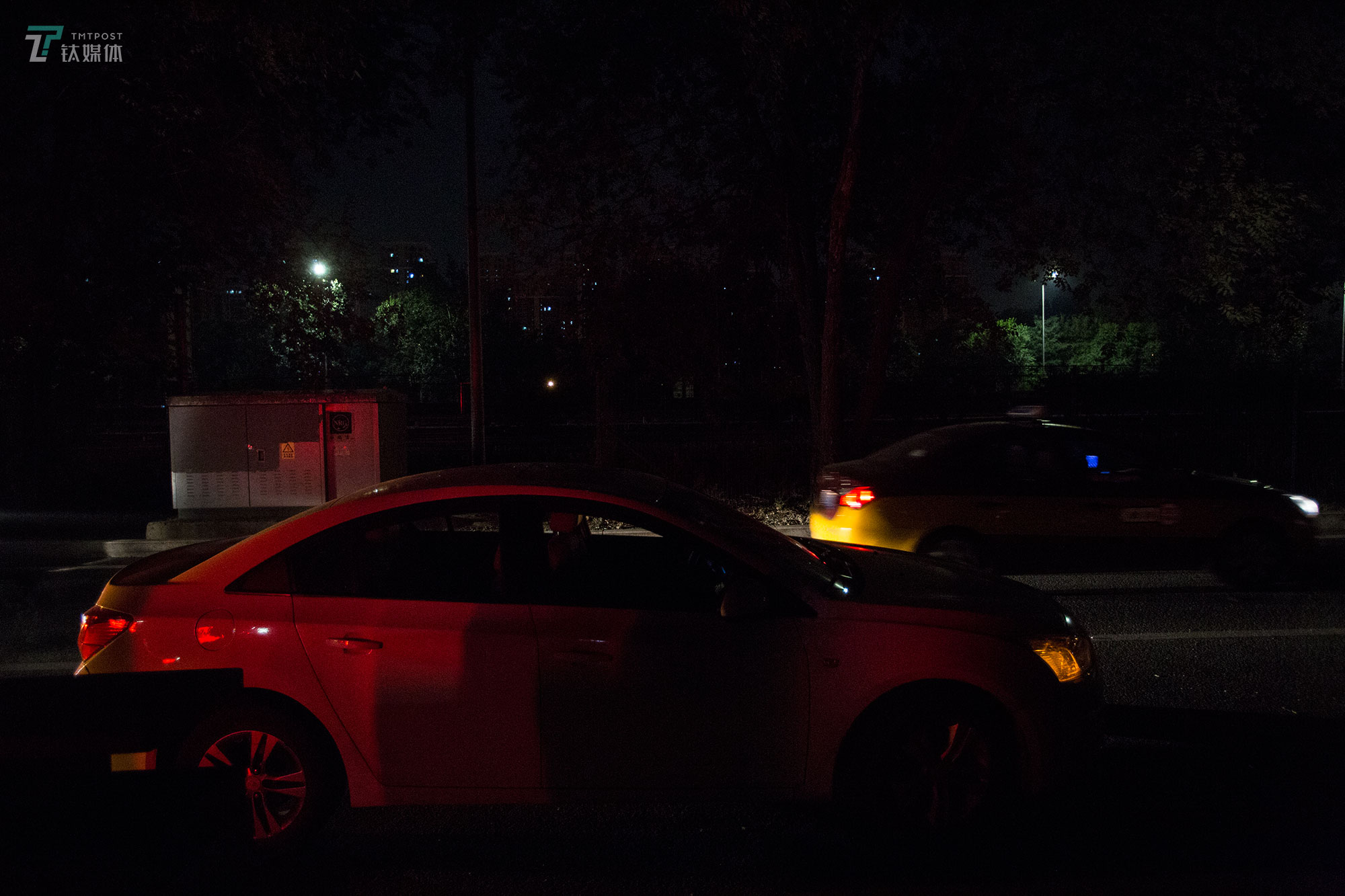 凌晨1点，滴滴司机阿明准备开始夜班。