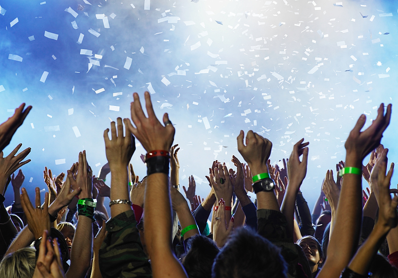 一小时卖出上万份，起底粉丝“周边”背后的产业链