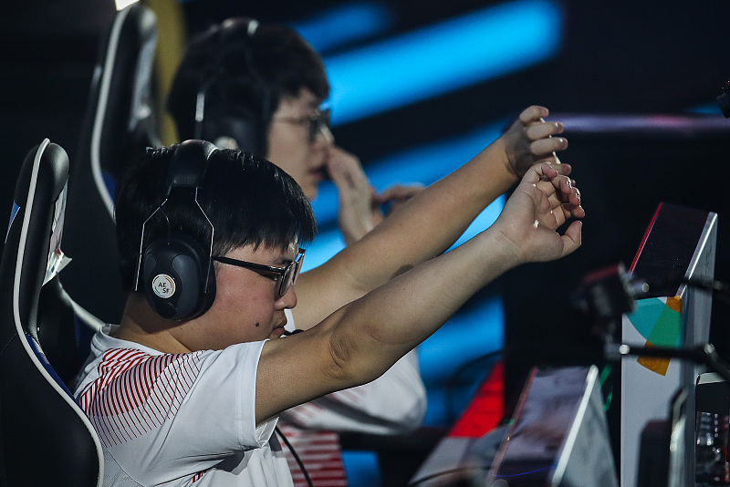 电竞是件正经事：痛苦的不是训练，是偏见