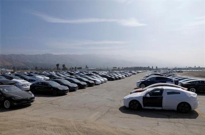 特斯拉停放在美国加利福尼亚州伯班克机场旁边大空地的新生产汽车