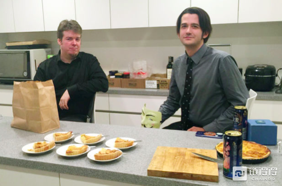 吉姆&middot;尼尔森、杰森&middot;毛瑞斯和律师丹尼尔&middot;凯尔曼共同创立了一家网络调查公司，他们正在Mt.Gox所有者Mark Karpel&egrave;s东京家里的厨房准备苹果派。摄影师： MARK KARPELES