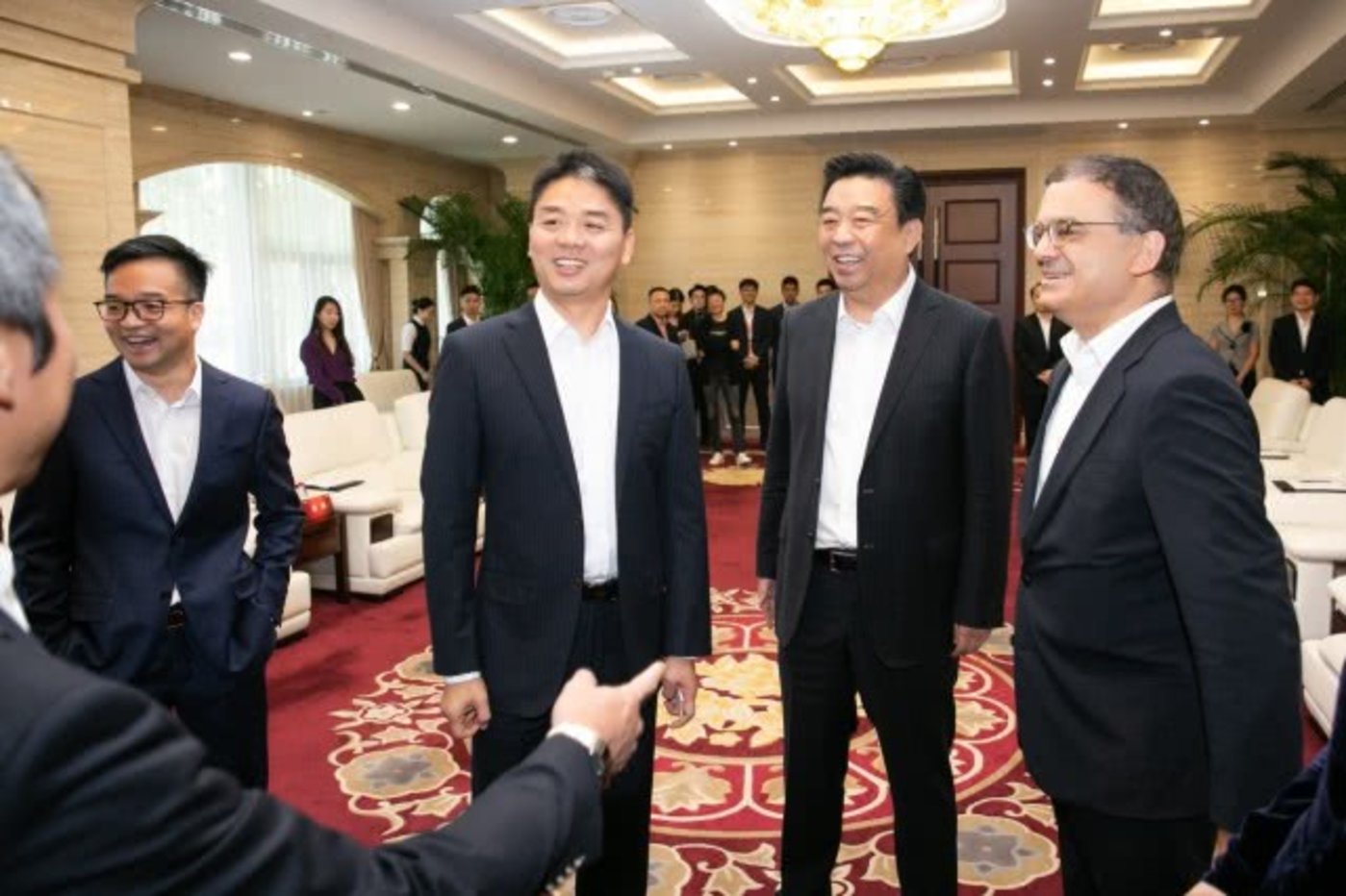 签约仪式现场,刘强东精神饱满