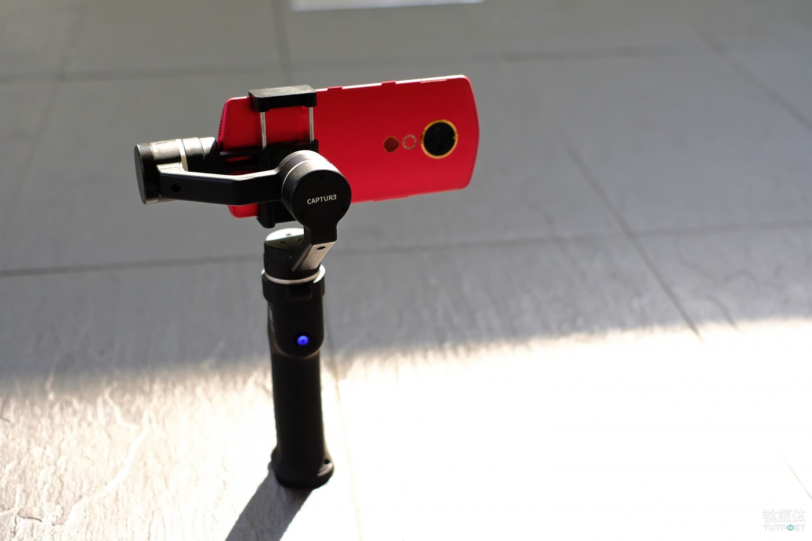 你和大导演之间，就差这个手持稳定器 | 钛极客