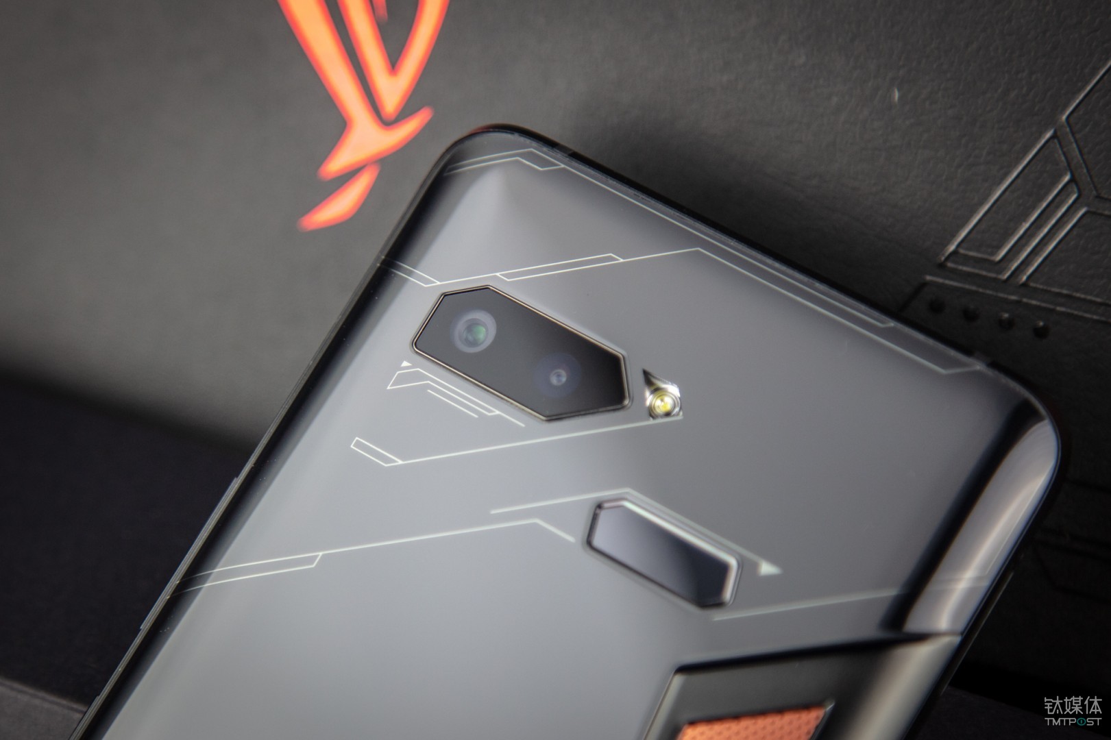 后置1200万 800万像素摄像头在拍照方面,rog手机配备1200万 800万像素