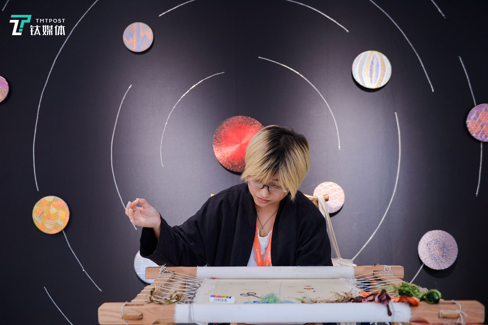 这家店主打极简主义新苏绣，《星空》刺绣是他家的镇店之宝。