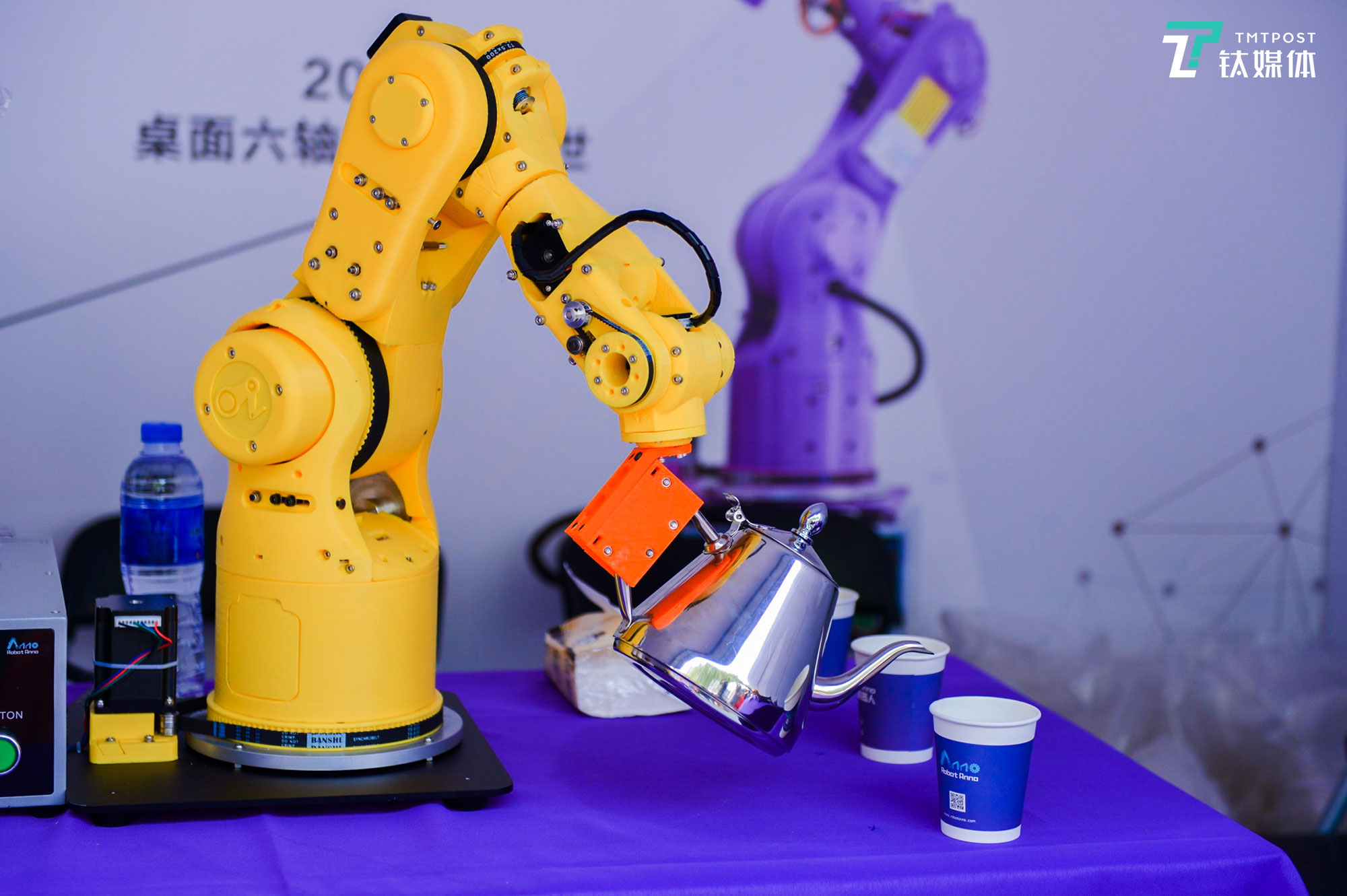 桌面六轴机器人能为我们生活带来怎样的便利？不妨看看照片中演示的这个场景。
