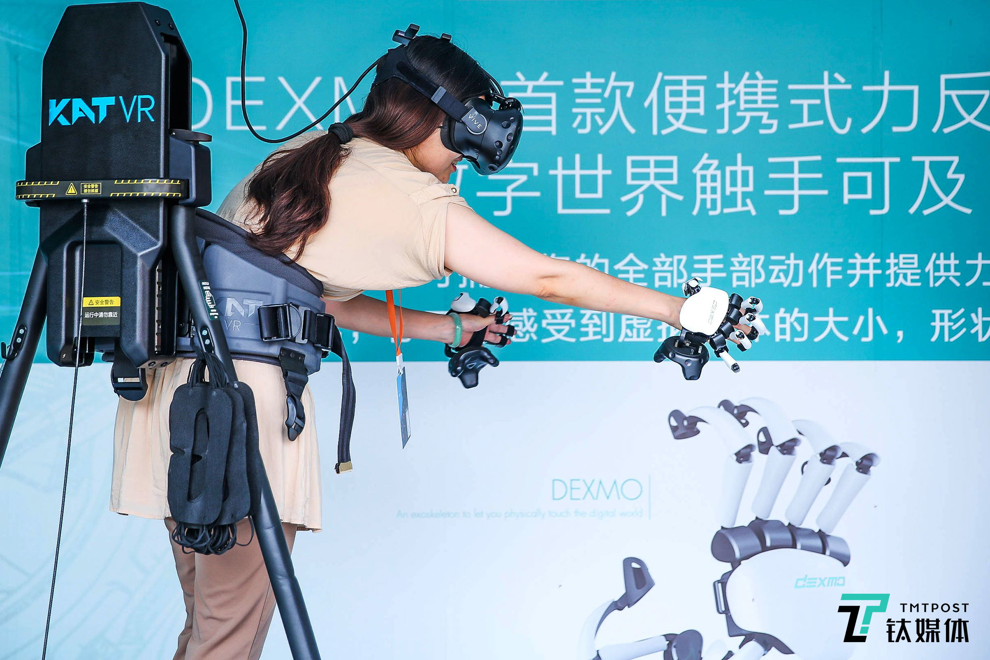 Dexmo是一副可穿戴手部外骨骼，它可以帮用户在虚拟现实的交互中&ldquo;感觉&rdquo;到虚拟物体的体积、形状、硬度以及力的反馈，增加用户在虚拟现实中的沉浸感。