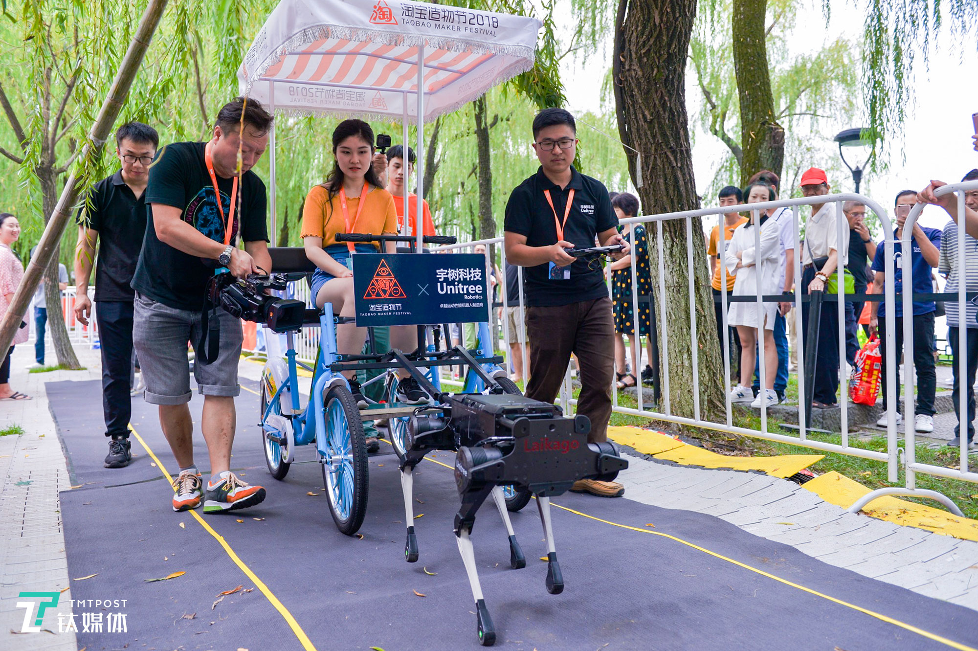 你坐过机器狗拉的车吗？这个名叫莱卡狗（Laikago）的四足机器人，能够适应崎岖的地形爬坡、前后以及横向行走。