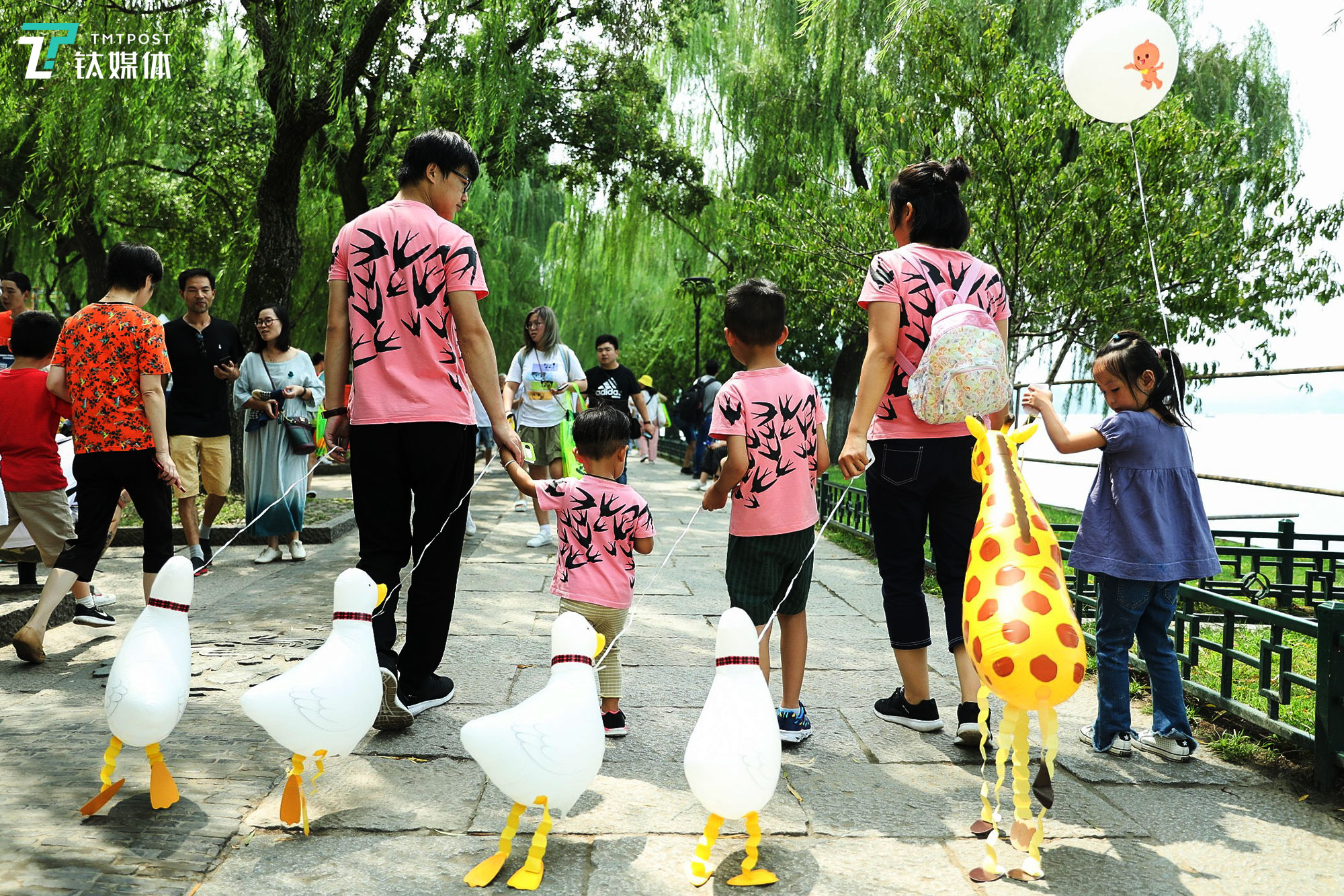 领一只鸭子、长颈鹿散步气球回去喂养吧。