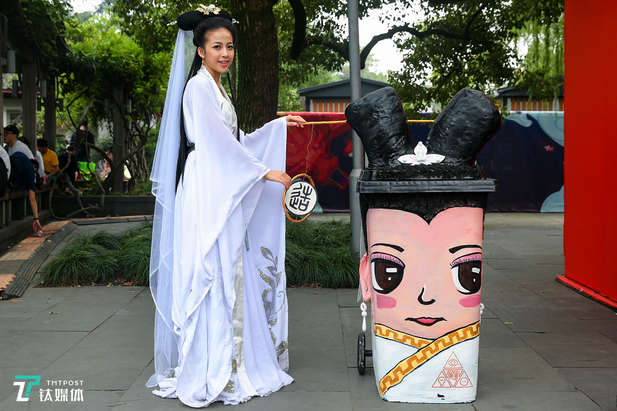 白娘子和同款垃圾桶。