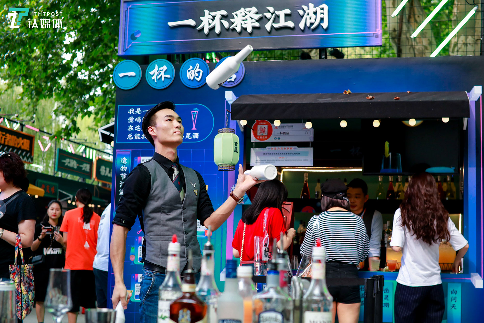 除了有神物，还有美食，从下午15：30开始，美食街区就开门迎客了，这个街区会一直开到晚上21：30，这也是造物节史上头一个&ldquo;夜市&rdquo;。
