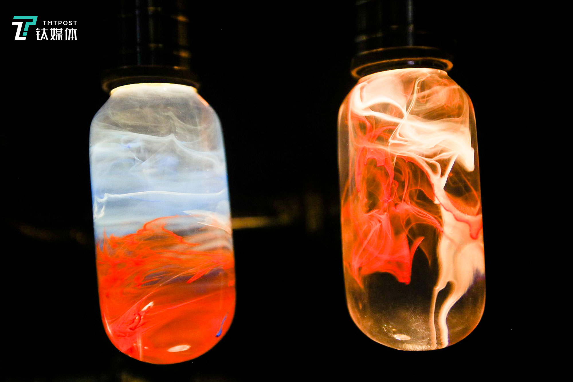 如北极光般的波洛克美学灯，让平凡无奇的灯泡焕发出新的生命力。