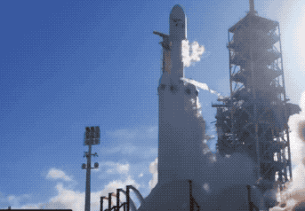 马斯克公布 SpaceX 首位绕月旅行乘客：来自日本，身价36亿美元