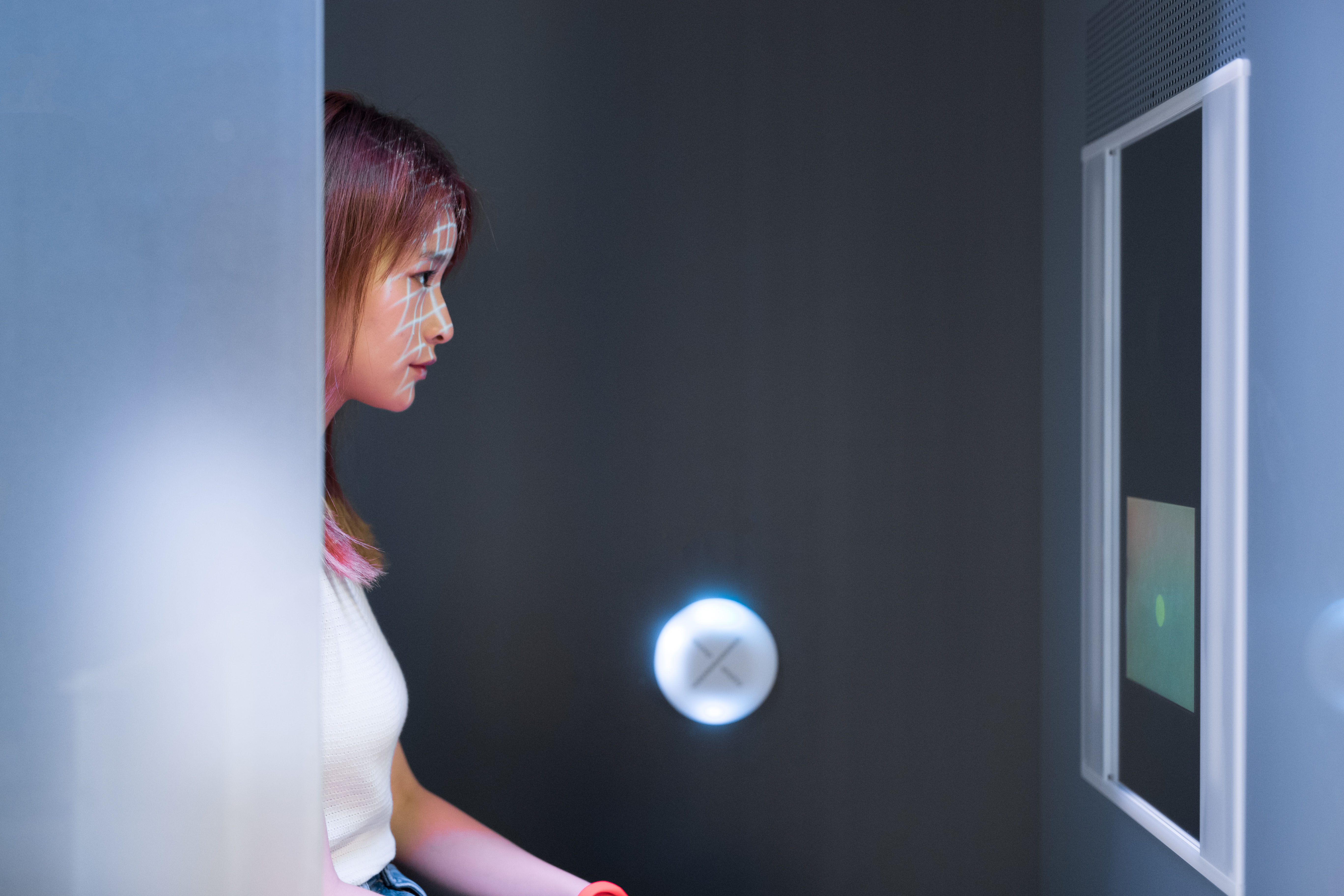 机器会对你皮肤的白皙度、光泽度、细化度、精致度等维度进行分析，在与数据库中的数据进行比对后，就会得出你的肌肤年龄