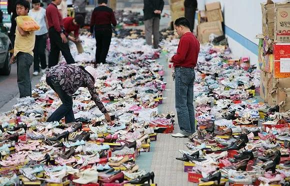 早年杭州街头甩卖的温州皮鞋 图片来源：视觉中国