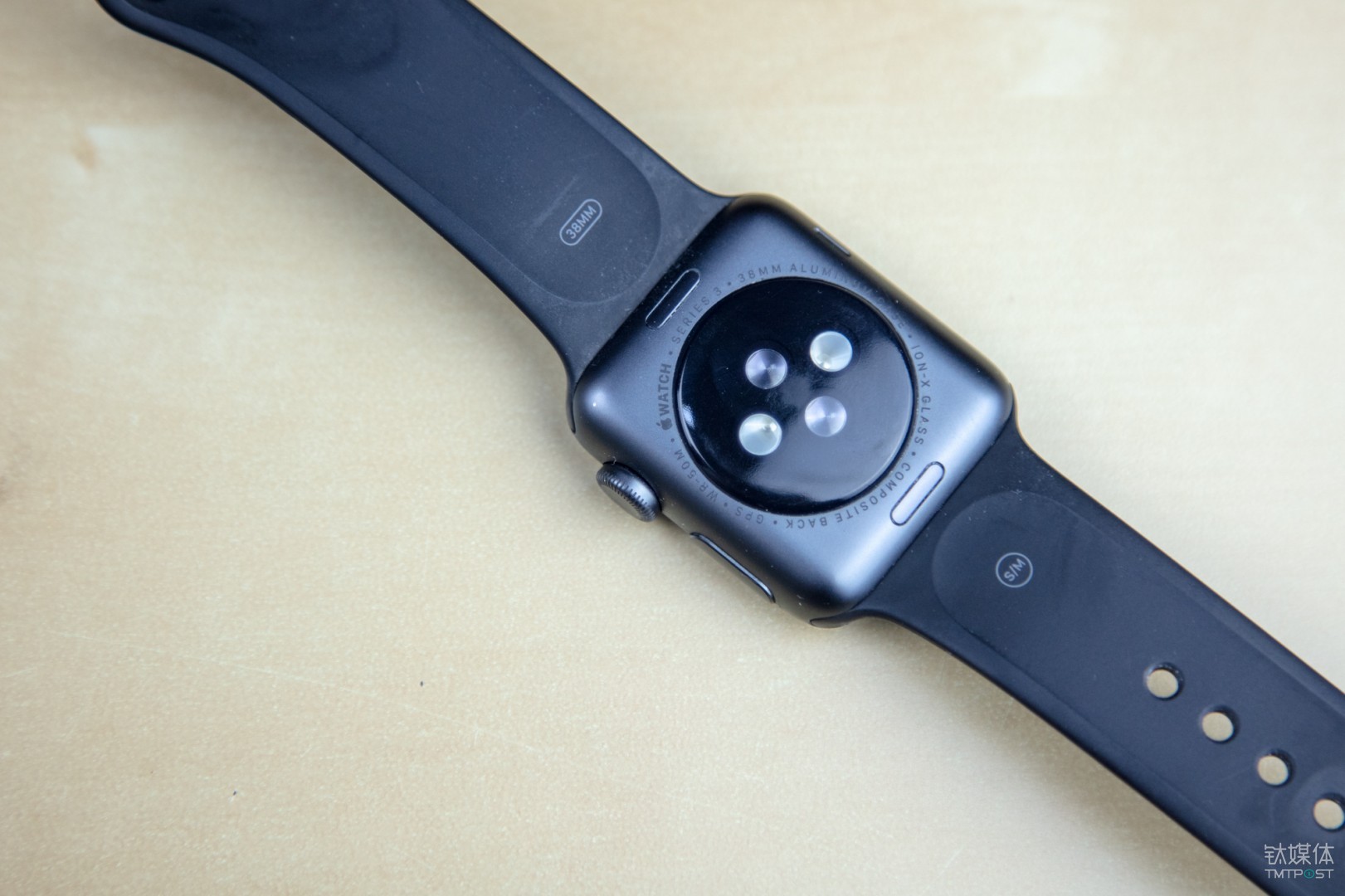 没有任何充电触点的 Apple Watch