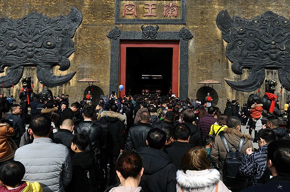 春节假期横店接待了大量的游客 图片来源：视觉中国