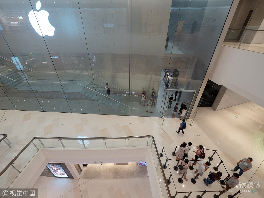苹果直营店内顾客稀少，图片来源：视觉中国