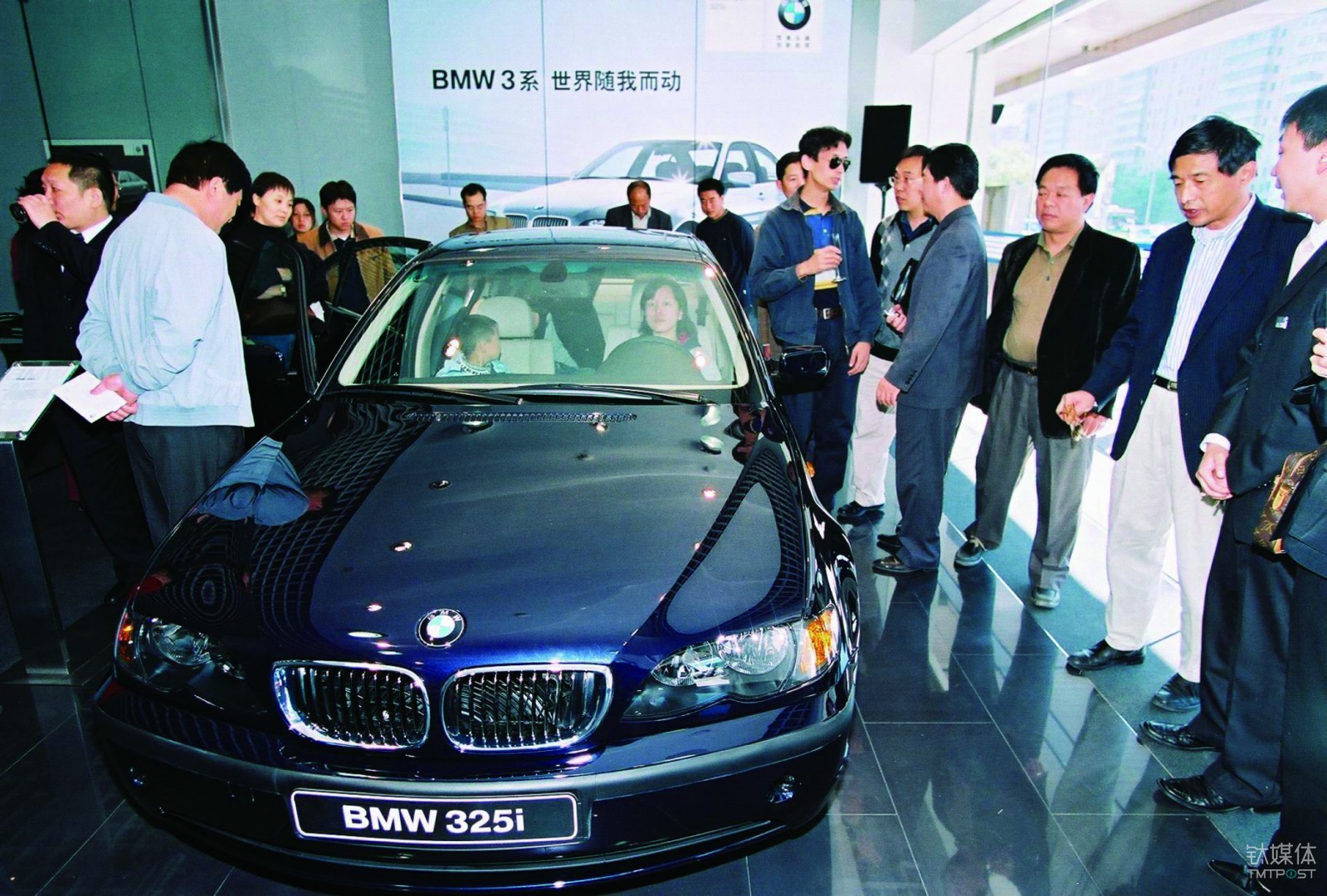 2003年10月华晨宝马推出首款车型BMW 325i