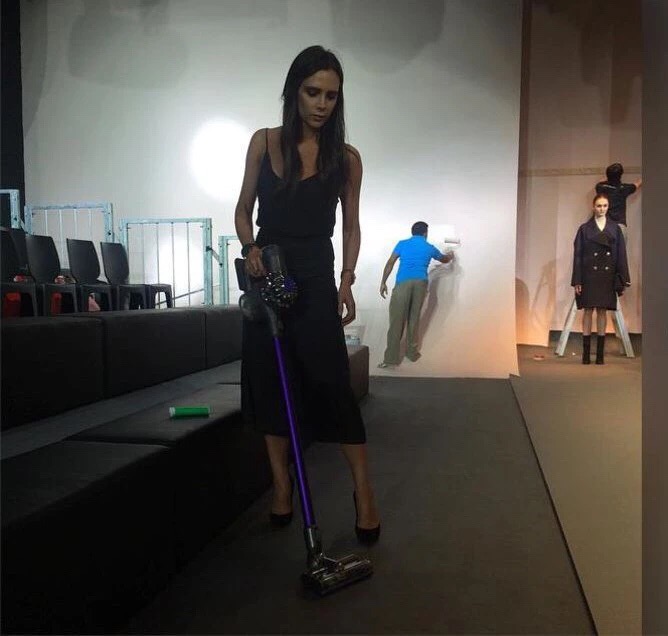 维多利亚用戴森打扫秀场