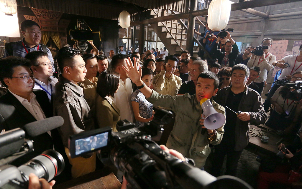 “傻”子、疯子、骗子，《大轰炸》幕后上演了场人性荒诞剧