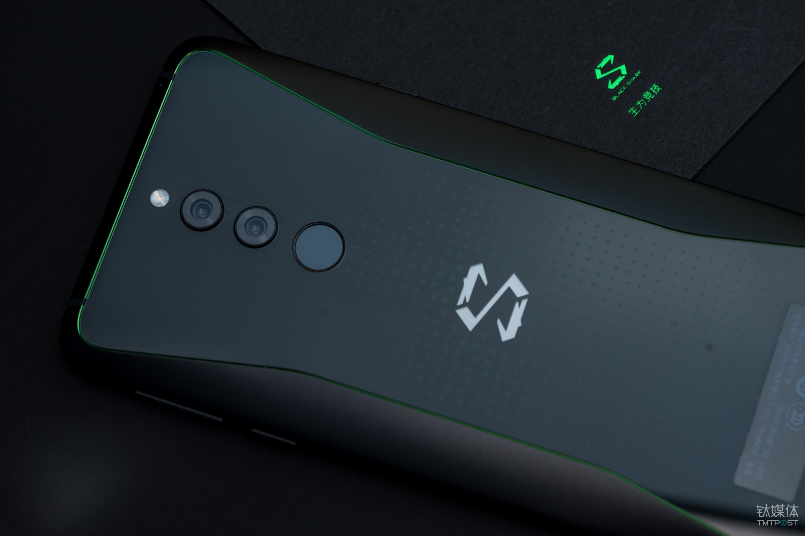 首发：RGB灯带、双热管液冷，黑鲨游戏手机Helo评测 | 钛极客