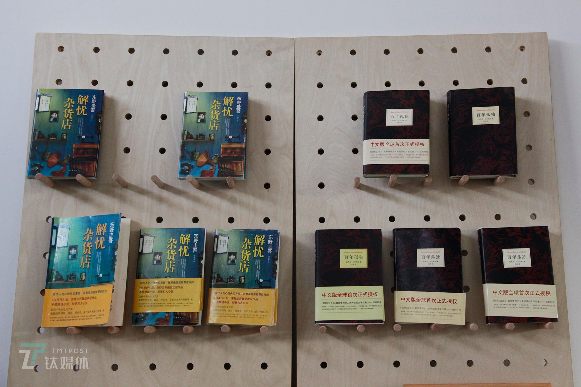 正盗版案例展架上陈列着正盗版书籍。杨玉擎曾在一家民营书店工作，他加入多抓鱼后发现，在某段时间内，这个平台收到来自某地的大量盗版书，于是在工作过程中，他们创造了&ldquo;正盗版鉴定&rdquo;这一关键岗位，&ldquo;有的书的高仿地步是你想象不到的，非常精致，如果把控不足、不够严苛，很容易变成盗版书集散地。&rdquo;