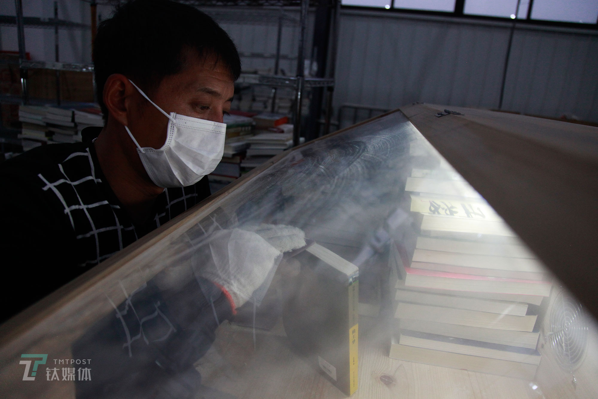 审核完毕的书，就会进入翻新环节，翻新分为&ldquo;打磨&rdquo;和&ldquo;清洁&rdquo;，其中打磨只针对上、下、侧面泛黄、有污渍和霉斑的书，这些书占到整体的30%。