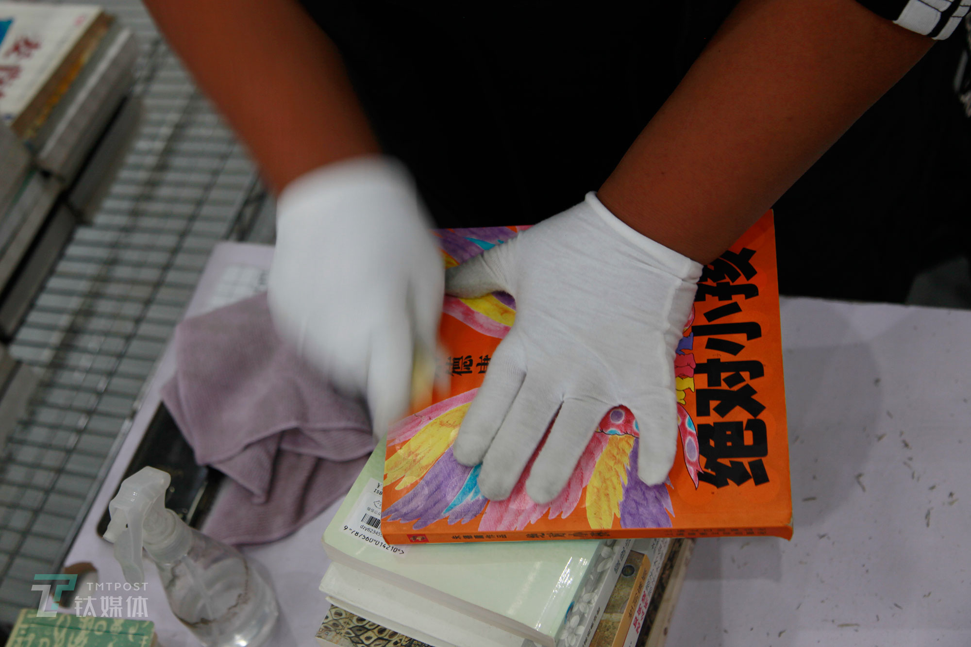 另外一些不需要打磨的书则直接进入清洁环节，清洁是每本书的必经工序（需要打磨的书在打磨完成后也会进入清洁环节），工人使用酒精、干抹布、橡皮等工具对封面的污渍、霉斑等进行擦拭，力求最大限度让二手书回到最干净的状态。