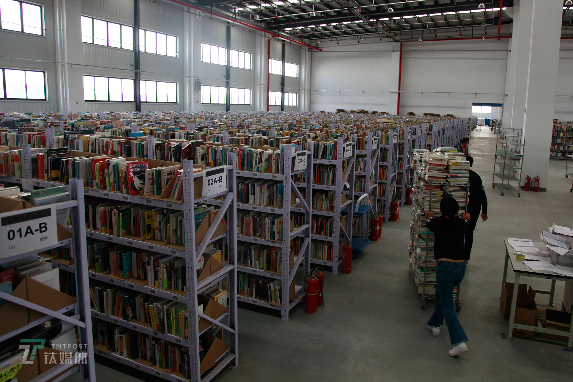 多抓鱼二手书仓库目前库存为50万本左右。售出价格方面，多抓鱼有一套自己的算法，这套算法根据商品质量和内容的稀缺性对每本书进行定价。&ldquo;基于内容的折扣一般会高过基于品相的折扣&rdquo;，多抓鱼一名负责人向钛媒体《在线》介绍，一本书从入库到最终上架出售，时间是3到4天。（陈拯 摄）