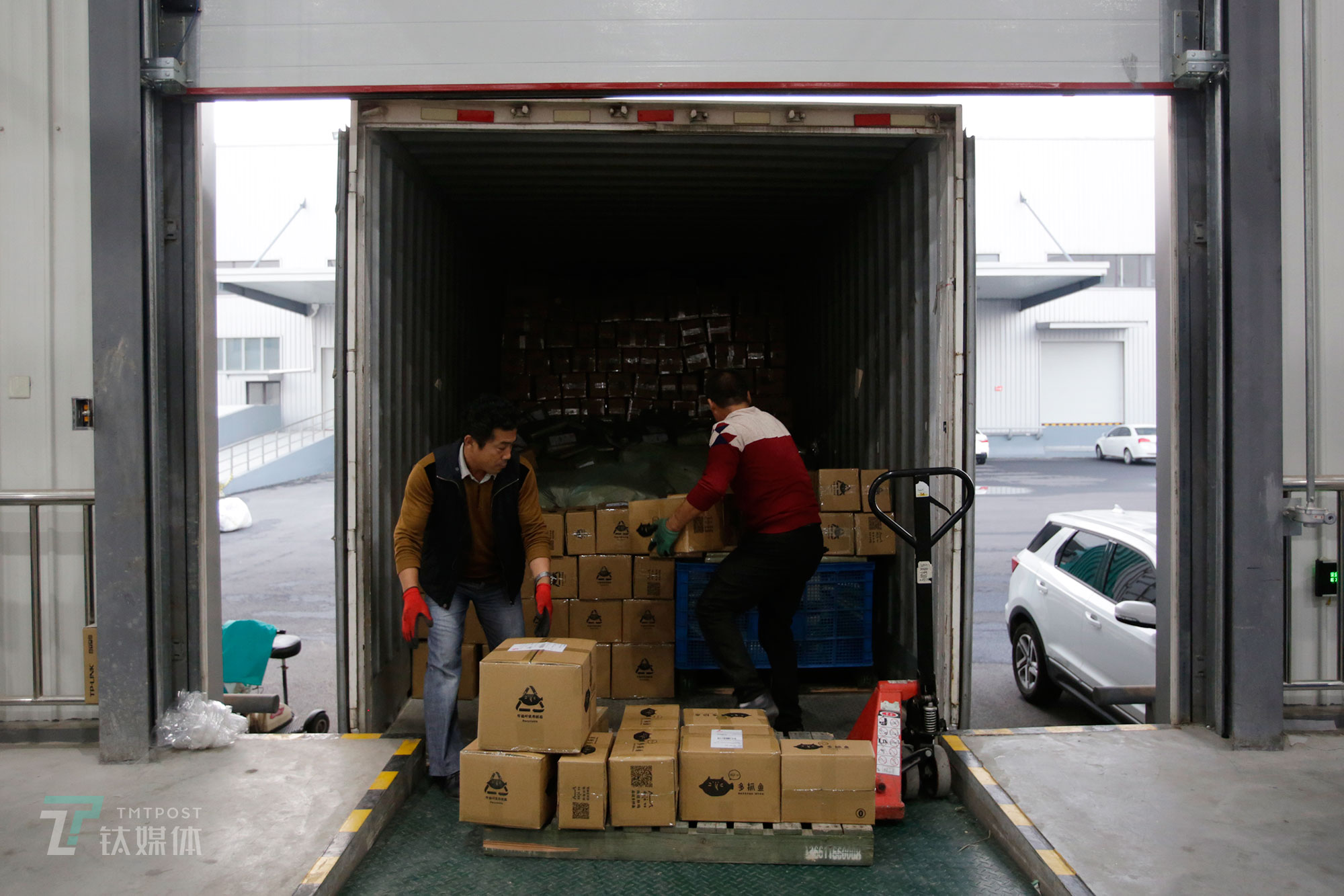 即将被送往全国各地的二手书包裹，正被装上货运车。多抓鱼上线一年半，收购二手书130万本，卖出100万本。2018年国庆假期，多抓鱼地下书店也对外营业。&ldquo;不久我们就会对工厂进行自动化改造。&rdquo;一名负责人介绍，到时候会邀请用户到我们工厂来亲自体验二手书的翻新之旅。（陈拯 摄）（图文/孙林徽 编辑/陈拯 视频/Tolocam）