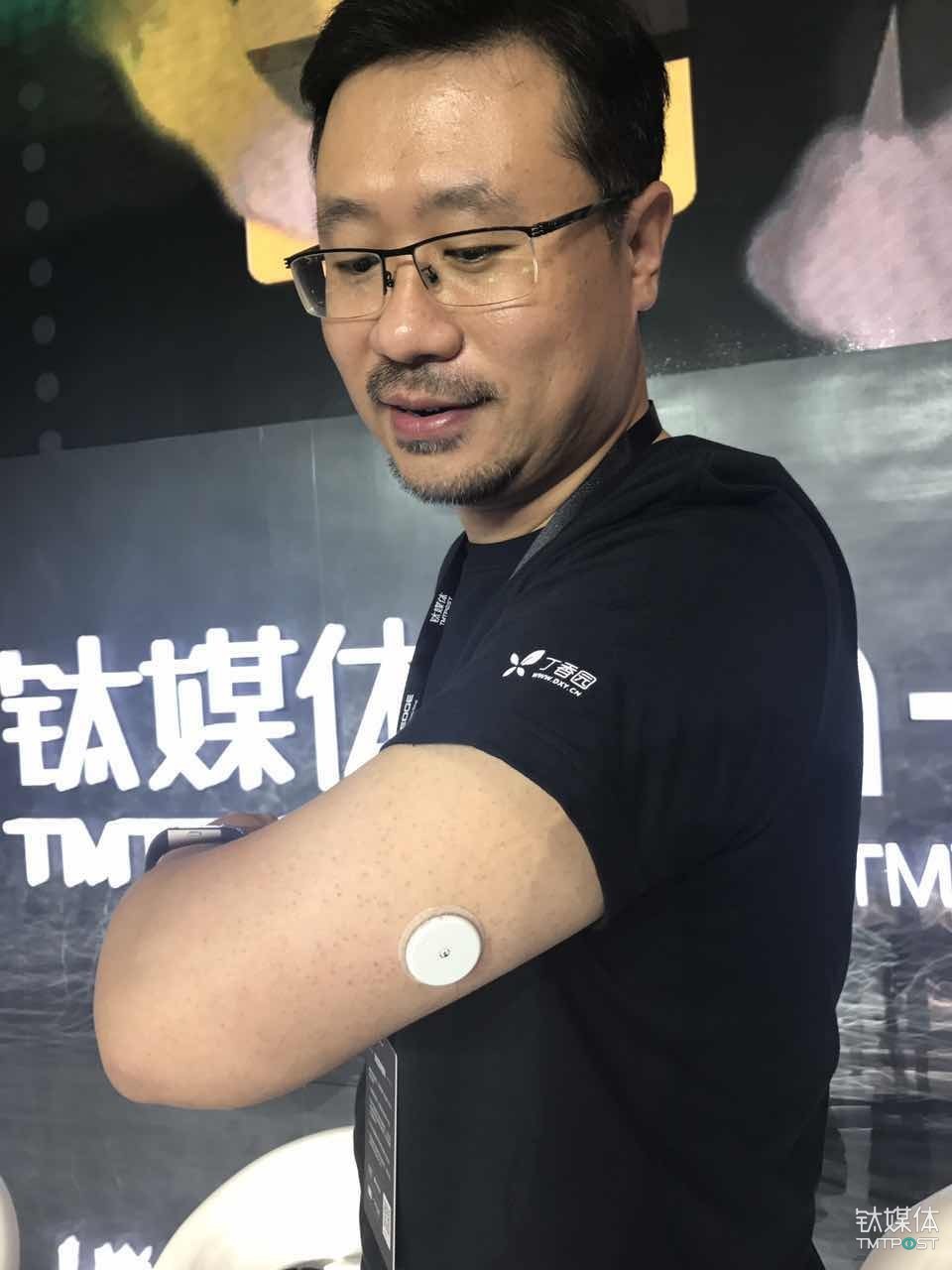 李天天在钛媒体现场展示的雅培辅理善瞬感系统