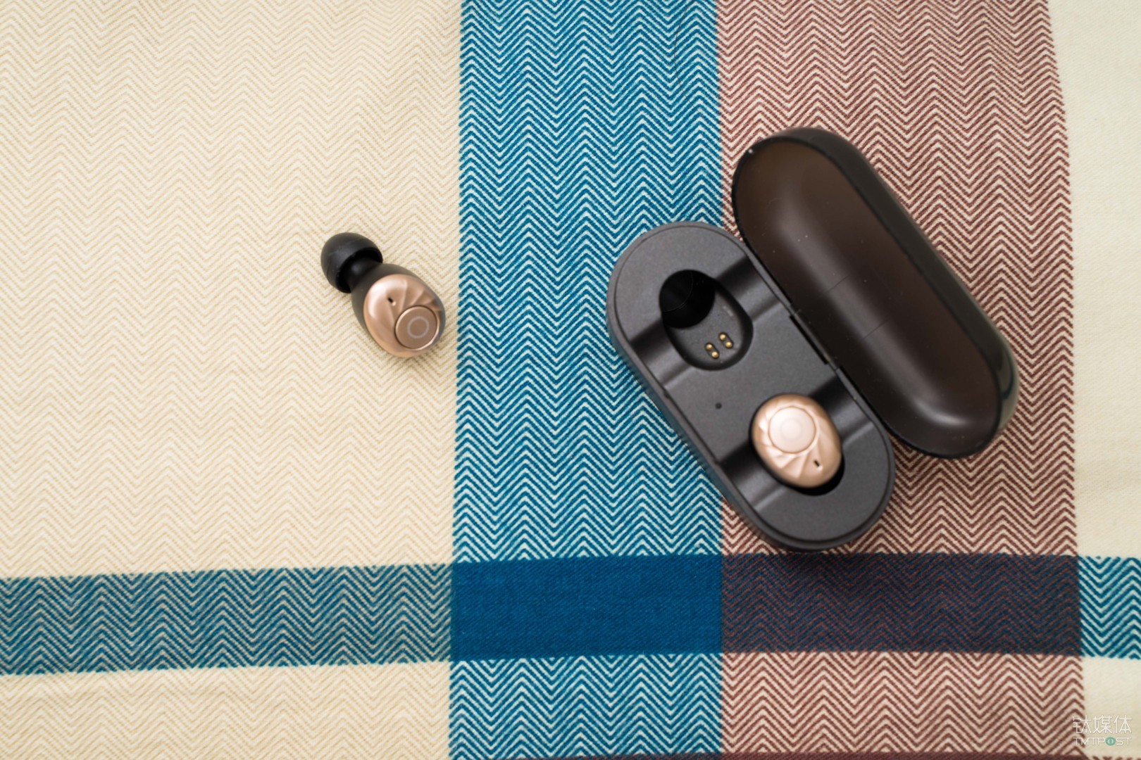 无线耳机更容易掉落在床上，所以睡觉醒来寻找它们也是一件麻烦事