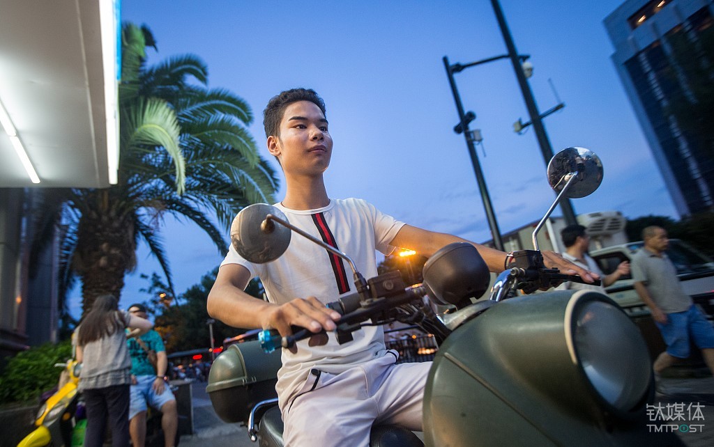 “发际线小吴”现身《快本》，互联网造星进入“普通人”时代？