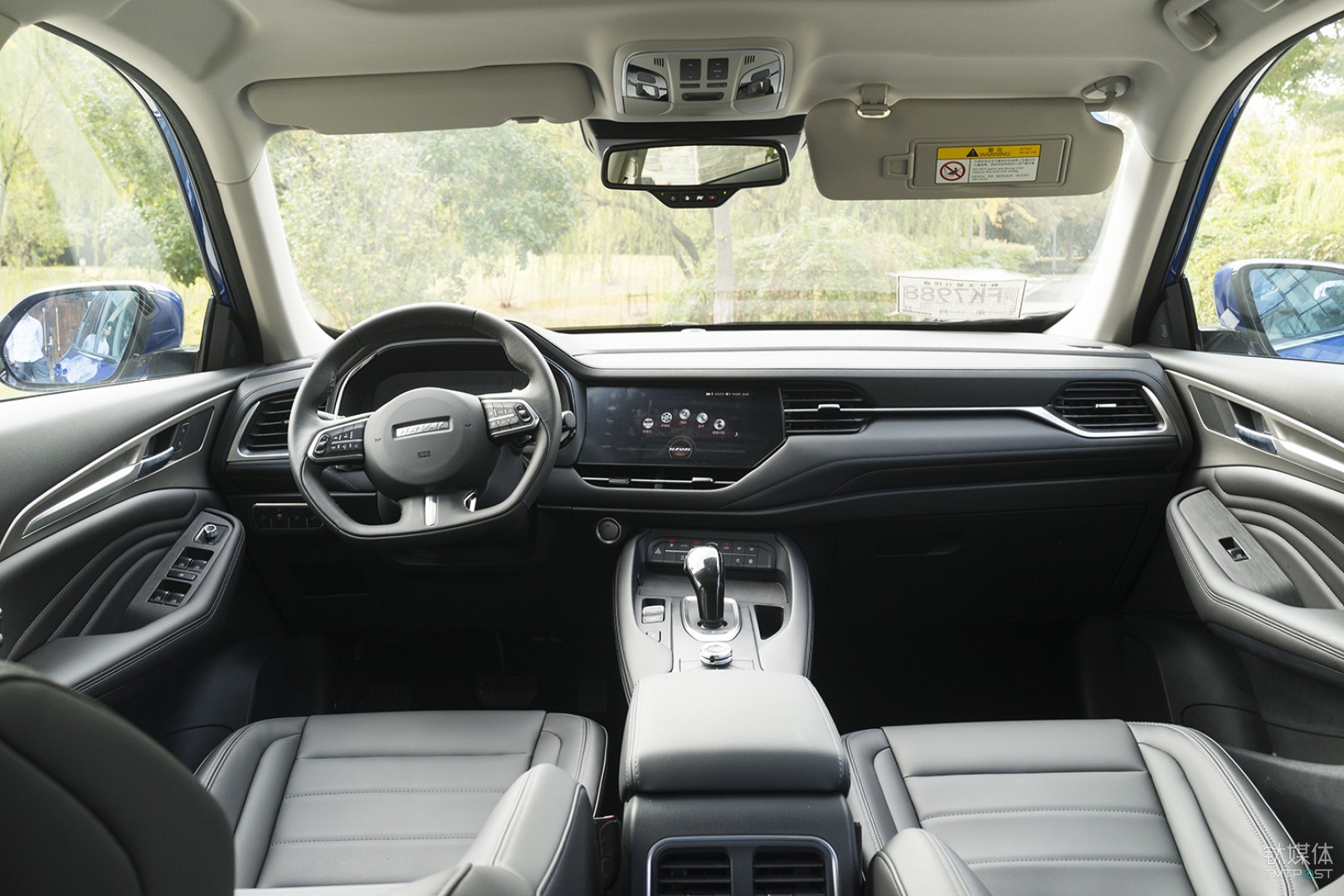 内饰采用了环抱型设计